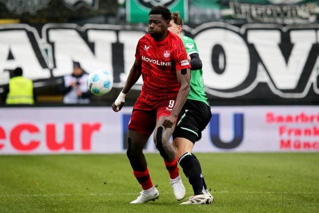 15 02 2025, xmohx, Fußball 2 Bundesliga, 1 FC Kaiserslautern Hannover 96 v l Ragnar Ache 1 FC Kaiserslautern Phil Yannik Neumann Hannover 96 Zweikampf, Aktion, action, battle for the ball DFL DFB REGULATIONS PROHIBIT ANY USE OF PHOTOGRAPHS as IMAGE SEQUENCES and or QUASI VIDEO Kaiserslautern