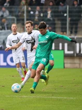 15 02 2025, Football, Men, 2 Bundesliga, Season 2024 2025, SV 07 Elversberg SpVgg Greuther Fürth, Tom Zimmerschied SV 07 Elversberg , Marco Meyerhöfer SpVgg Greuther Fürth Elversberg Ursapharm Arena an der Kaiserlinde Saarland Germany EN Copyright: xSebastianxBachx