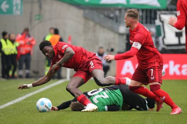 15 02 2025, xmohx, Fußball 2 Bundesliga, 1 FC Kaiserslautern Hannover 96 v l Ragnar Ache 1 FC Kaiserslautern Jannik Dehm Hannover 96 Marlon Ritter 1 FC Kaiserslautern Zweikampf, Aktion, action, battle for the ball DFL DFB REGULATIONS PROHIBIT ANY USE OF PHOTOGRAPHS as IMAGE SEQUENCES and or QUASI VIDEO Kaiserslautern