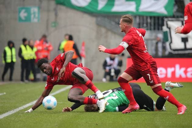 15 02 2025, xmohx, Fußball 2 Bundesliga, 1 FC Kaiserslautern Hannover 96 v l Ragnar Ache 1 FC Kaiserslautern Jannik Dehm Hannover 96 Marlon Ritter 1 FC Kaiserslautern Zweikampf, Aktion, action, battle for the ball DFL DFB REGULATIONS PROHIBIT ANY USE OF PHOTOGRAPHS as IMAGE SEQUENCES and or QUASI VIDEO Kaiserslautern