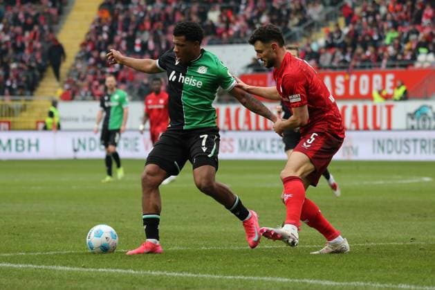 15 02 2025, xmohx, Fußball 2 Bundesliga, 1 FC Kaiserslautern Hannover 96 v l Jessic Ngankam Hannover 96 Maximilian Bauer 1 FC Kaiserslautern Zweikampf, Aktion, action, battle for the ball DFL DFB REGULATIONS PROHIBIT ANY USE OF PHOTOGRAPHS as IMAGE SEQUENCES and or QUASI VIDEO Kaiserslautern