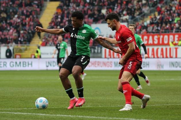 15 02 2025, xmohx, Fußball 2 Bundesliga, 1 FC Kaiserslautern Hannover 96 v l Jessic Ngankam Hannover 96 Maximilian Bauer 1 FC Kaiserslautern Zweikampf, Aktion, action, battle for the ball DFL DFB REGULATIONS PROHIBIT ANY USE OF PHOTOGRAPHS as IMAGE SEQUENCES and or QUASI VIDEO Kaiserslautern