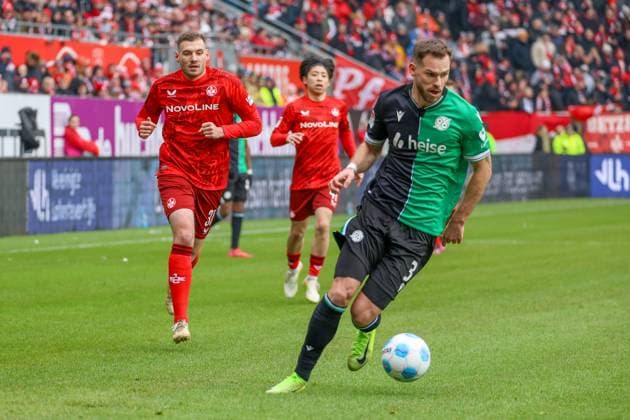 15 02 2025, xmohx, Soccer 2 Bundesliga, 1 FC Kaiserslautern Hannover 96 v l Luca Sirch 1 FC Kaiserslautern Boris Tomiak Hannover 96 DFL DFB REGULATIONS PROHIBIT ANY USE OF PHOTOGRAPHS as IMAGE SEQUENCES and or QUASI VIDEO Kaiserslautern