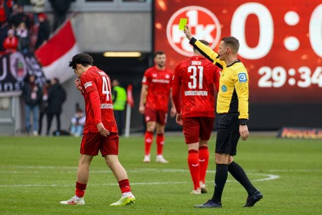 15 02 2025, xmohx, Soccer 2 Bundesliga, 1 FC Kaiserslautern Hannover 96 v l Referee Referee Dr Robert Kampka shows yellow card Daisuke Yokota 1 FC Kaiserslautern DFL DFB REGULATIONS PROHIBIT ANY USE OF PHOTOGRAPHS as IMAGE SEQUENCES and or QUASI VIDEO Kaiserslautern