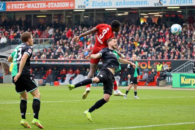 15 02 2025, xmohx, Fußball 2 Bundesliga, 1 FC Kaiserslautern Hannover 96 v l Ragnar Ache 1 FC Kaiserslautern Boris Tomiak Hannover 96 Zweikampf, Aktion, action, battle for the ball DFL DFB REGULATIONS PROHIBIT ANY USE OF PHOTOGRAPHS as IMAGE SEQUENCES and or QUASI VIDEO Kaiserslautern