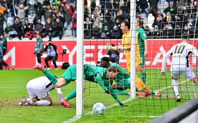 15 02 2025 Soccer season 2024 2025 2 Soccer Bundesliga 22 Matchday SV Elversberg SpVgg Greuther Fürth Kleeblatt Sportfoto Zink MeZi xmexzix DFL regulations prohibit any use of photographs as image sequences and or quasi video only for editorial use Fisnik Asllani 10, SV Elversberg scores goal Goal shot for 1 0 against Marco John 24, SpVgg Greuther Fürth Joshua Quarshie 15, SpVgg Greuther Fürth Nahuel Noll 44, SpVgg Greuther Fürth
