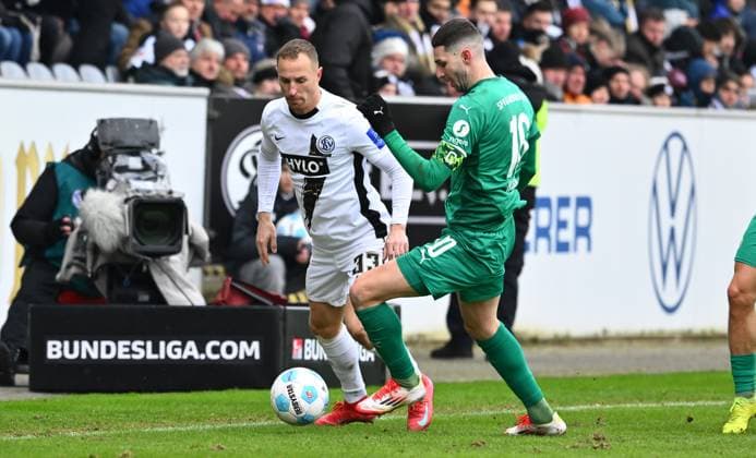 14 02 2025 Soccer season 2024 2025 2 Soccer Bundesliga 22 Matchday SV Elversberg SpVgg Greuther Fürth Kleeblatt Sportfoto Zink xwoxzix DFL regulations prohibit any use of photographs as image sequences and or quasi video only for editorial use Maurice Neubauer 33, SV Elversberg Branimir Hrgota 10, SpVgg Greuther Fürth