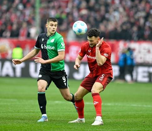 Football 2 Bundesliga Season 2024 25 1 FC Kaiserslautern 15 02 2025 Fritz Walter Stadion 1 FC Kaiserslautern fck Hannover 96 h Nicolo TRESOLDI Hannover 96 , li Maximilian BAUER 1 FC Kaiserslautern 1 FC Kaiserslautern