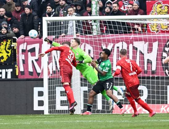 Football 2 Bundesliga Season 2024 25 1 FC Kaiserslautern 15 02 2025 Fritz Walter Stadion 1 FC Kaiserslautern fck Hannover 96 h V li Jan ELVEDI 1 FC Kaiserslautern , Goalkeeper Julian KRAHL 1 FC Kaiserslautern , Jessic NGANKAM Hannover 96 1 FC Kaiserslautern