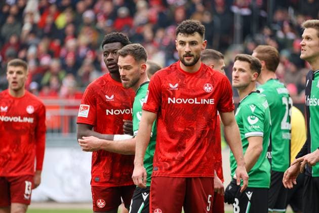 15 02 2025, xmohx, Soccer 2 Bundesliga, 1 FC Kaiserslautern Hannover 96 v l Ragnar Ache 1 FC Kaiserslautern Boris Tomiak Hannover 96 Maximilian Bauer 1 FC Kaiserslautern DFL DFB REGULATIONS PROHIBIT ANY USE OF PHOTOGRAPHS as IMAGE SEQUENCES and or QUASI VIDEO Kaiserslautern