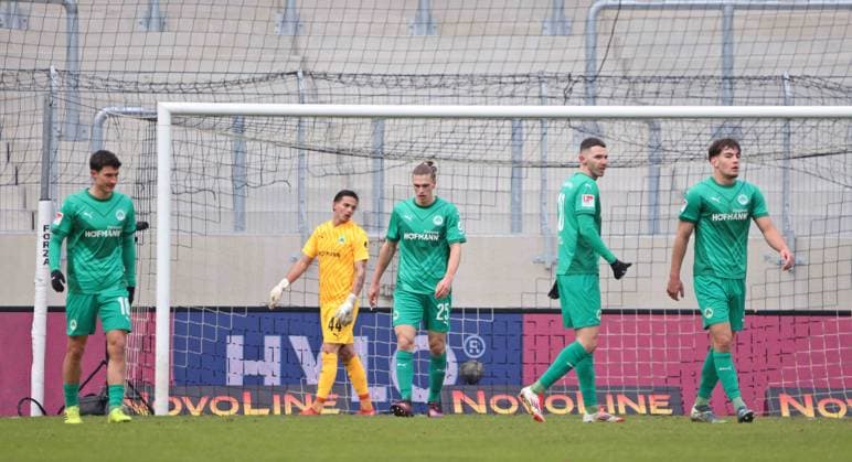 15 02 2025, Football, Men, 2 Bundesliga, Season 2024 2025, SV 07 Elversberg SpVgg Greuther Fürth, Disappointment among the players of SpVgg Greuther Fürth Elversberg Ursapharm Arena an der Kaiserlinde Saarland Germany EN Copyright: xSebastianxBachx