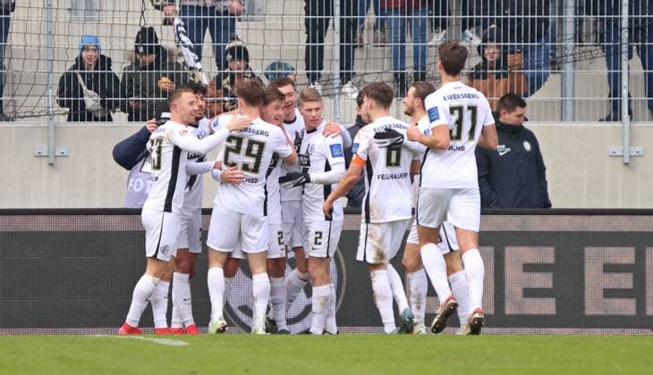 15 02 2025, Football, Men, 2 Bundesliga, Season 2024 2025, SV 07 Elversberg SpVgg Greuther Fürth, SV 07 Elversberg players celebrate Carlo Sickingers 2-0 SV 07 Elversberg Elversberg Ursapharm Arena an der Kaiserlinde Saarland Germany EN Copyright: xSebastianxBachx