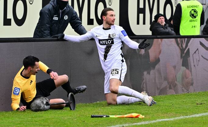 15 02 2025 Soccer Season 2024 2025 2 Soccer Bundesliga 22 Matchday SV Elversberg SpVgg Greuther Fürth Kleeblatt Sportfoto Zink MeZi xmexzix DFL regulations prohibit any use of photographs as image sequences and or quasi video only for editorial use Lukas Petkov 25, SV Elversberg kracht in Konrad Oldhaferricher Assistant referee
