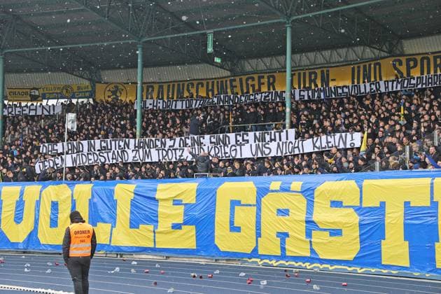 Eintracht BS vs SV Darmstadt 98 Braunschweig, 15 02 2025, Soccer, Season 24 25, 2 Bundesliga, 22 Matchday, Eintracht Braunschweig vs SV Darmstadt 98, Picture shows fans of Eintracht in the south curve Braunschweig