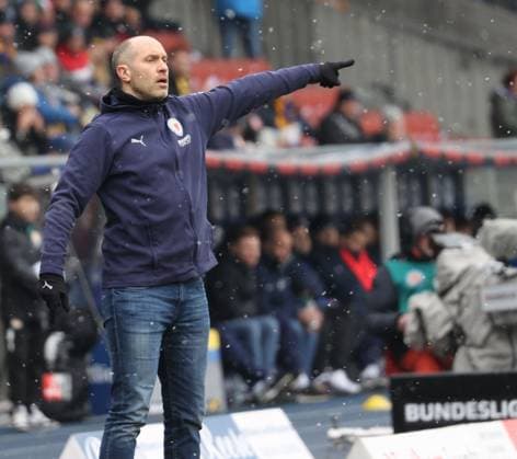 Eintracht BS vs SV Darmstadt 98 Braunschweig, 15 02 2025, Soccer, Season 24 25, 2 Bundesliga, 22 Matchday, Eintracht Braunschweig vs SV Darmstadt 98, Picture shows Eintracht Coach Daniel Scherning Braunschweig