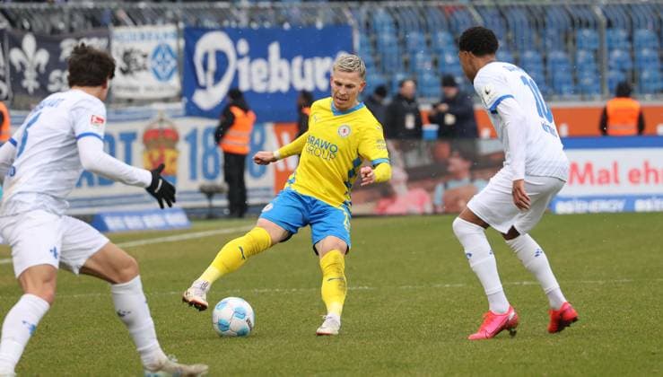 Eintracht BS vs SV Darmstadt 98 Braunschweig, 15 02 2025, Football, Season 24 25, 2 Bundesliga, 22 Matchday, Eintracht Braunschweig vs SV Darmstadt 98, Picture shows Lino Tempelmann BTSV, 20 Braunschweig