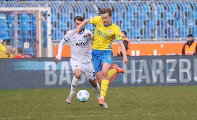 Eintracht BS vs SV Darmstadt 98 Braunschweig, 15 02 2025, Football, Season 24 25, 2 Bundesliga, 22 Matchday, Eintracht Braunschweig vs SV Darmstadt 98, Picture shows Robert Ivanov BTSV, 5 Braunschweig