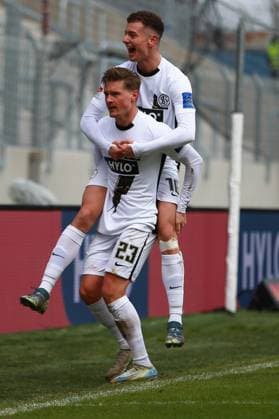 15 02 2025, xrekx, Fußball 2 Bundesliga, SV Elversberg SpVgg Greuther Fuerth v l Torjubel nach dem Tor zum 2 0 celebrating the goal celebrate durch Carlo Sickinger SV 07 Elversberg DFL DFB REGULATIONS PROHIBIT ANY USE OF PHOTOGRAPHS as IMAGE SEQUENCES and or QUASI VIDEO Elversberg