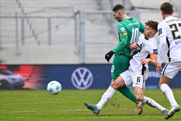 14 02 2025 Soccer season 2024 2025 2 Soccer Bundesliga 22 Matchday SV Elversberg SpVgg Greuther Fürth Kleeblatt Sportfoto Zink xwoxzix DFL regulations prohibit any use of photographs as image sequences and or quasi video only for editorial use Branimir Hrgota 10, SpVgg Greuther Fürth Robin Fellhauer 6, SV Elversberg
