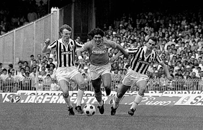 Archivbilder der Woche SPORT KW07 Serie A match between Napoli, S.S.C and Juventus Football Club NAPLES, ITALY - MAY 05: Zbigniew Boniek and Marco Tardelli, Juventus Football Club,Diego Armando Maradona , Napoli, S.S.C during a Serie A match between Napoli, S.S.C and Juventus Football Club at Stadio San Paolo on May 5, 1985 in Naples, Italy. Naples Italy Copyright: xStefanoxMontesix
