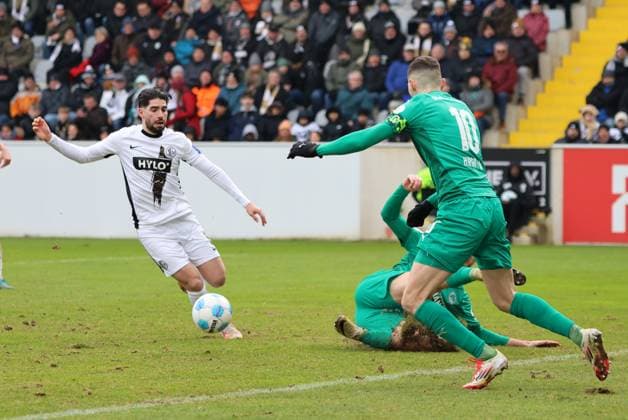 15 02 2025, Football, Men, 2 Bundesliga, Season 2024 2025, SV 07 Elversberg SpVgg Greuther Fürth, Semih Sahin SV 07 Elversberg , Branimir Hrgota SpVgg Greuther Fürth Elversberg Ursapharm Arena an der Kaiserlinde Saarland Germany EN Copyright: xSebastianxBachx