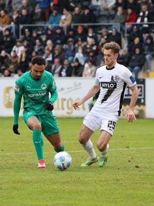 15 02 2025, Football, Men, 2 Bundesliga, Season 2024 2025, SV 07 Elversberg SpVgg Greuther Fürth, Tom Zimmerschied SV 07 Elversberg , Sacha Banse SpVgg Greuther Fürth Elversberg Ursapharm Arena an der Kaiserlinde Saarland Germany EN Copyright: xSebastianxBachx