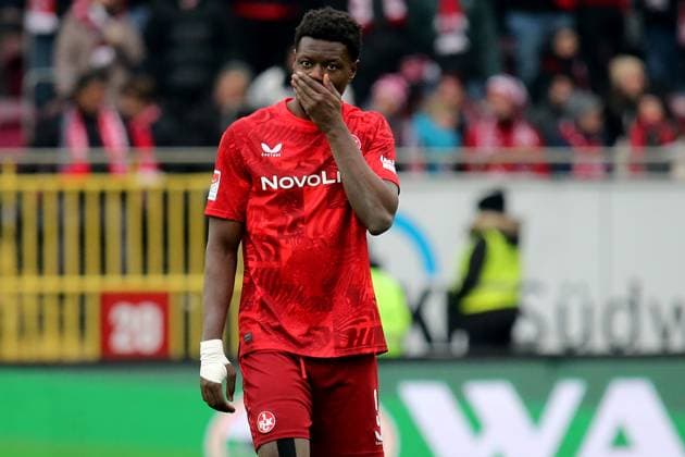 15 02 2025, xmohx, Soccer 2 Bundesliga, 1 FC Kaiserslautern Hannover 96 v l Ragnar Ache 1 FC Kaiserslautern Disappointed, sad, frustrated DFL DFB REGULATIONS PROHIBIT ANY USE OF PHOTOGRAPHS as IMAGE SEQUENCES and or QUASI VIDEO Kaiserslautern
