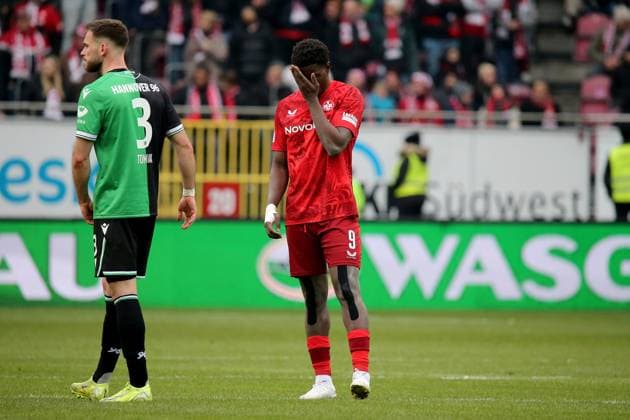 15 02 2025, xmohx, Soccer 2 Bundesliga, 1 FC Kaiserslautern Hannover 96 v l Boris Tomiak Hannover 96 Ragnar Ache 1 FC Kaiserslautern Disappointed, sad, frustrated DFL DFB REGULATIONS PROHIBIT ANY USE OF PHOTOGRAPHS as IMAGE SEQUENCES and or QUASI VIDEO Kaiserslautern