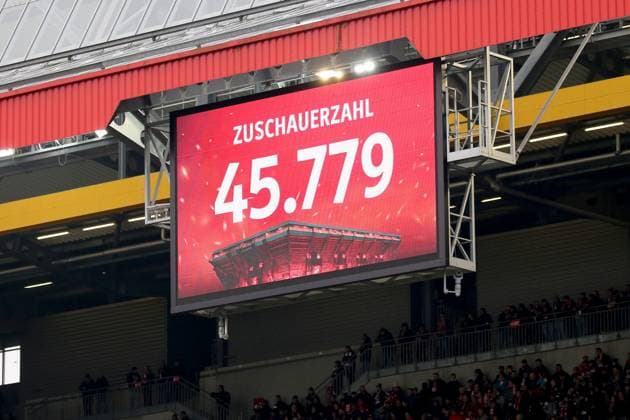 15 02 2025, xmohx, Soccer 2 Bundesliga, 1 FC Kaiserslautern Hannover 96 v l Number of spectators on the scoreboard DFL DFB REGULATIONS PROHIBIT ANY USE OF PHOTOGRAPHS as IMAGE SEQUENCES and or QUASI VIDEO Kaiserslautern