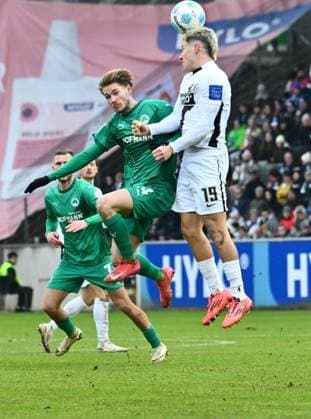 14 02 2025 Soccer season 2024 2025 2 Soccer Bundesliga 22 Matchday SV Elversberg SpVgg Greuther Fürth Kleeblatt Sportfoto Zink xwoxzix DFL regulations prohibit any use of photographs as image sequences and or quasi video only for editorial use Marco John 24, SpVgg Greuther Fürth in header duel with Lukas Pinckert 19, SV Elversberg