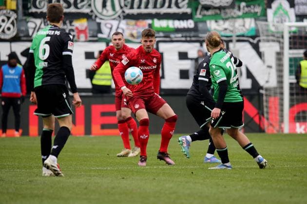 15 02 2025, xmohx, Fußball 2 Bundesliga, 1 FC Kaiserslautern Hannover 96 v l Jan Elvedi 1 FC Kaiserslautern Nicolo Tresoldi Hannover 96 Lars Gindorf Hannover 96 DFL DFB REGULATIONS PROHIBIT ANY USE OF PHOTOGRAPHS as IMAGE SEQUENCES and or QUASI VIDEO Kaiserslautern