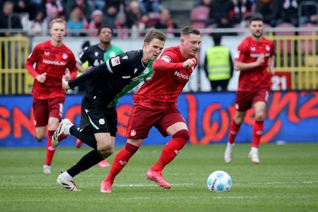 15 02 2025, xmohx, Fußball 2 Bundesliga, 1 FC Kaiserslautern Hannover 96 v l Fabian Kunze Hannover 96 Marlon Ritter 1 FC Kaiserslautern Zweikampf, Aktion, action, battle for the ball DFL DFB REGULATIONS PROHIBIT ANY USE OF PHOTOGRAPHS as IMAGE SEQUENCES and or QUASI VIDEO Kaiserslautern