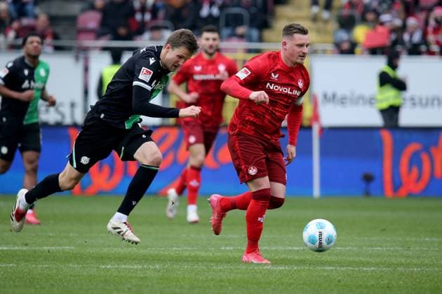 15 02 2025, xmohx, Fußball 2 Bundesliga, 1 FC Kaiserslautern Hannover 96 v l Fabian Kunze Hannover 96 Marlon Ritter 1 FC Kaiserslautern Zweikampf, Aktion, action, battle for the ball DFL DFB REGULATIONS PROHIBIT ANY USE OF PHOTOGRAPHS as IMAGE SEQUENCES and or QUASI VIDEO Kaiserslautern
