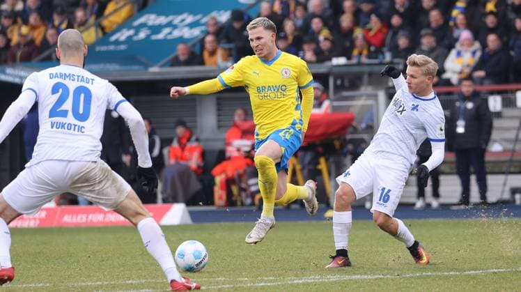 Eintracht BS vs SV Darmstadt 98 Braunschweig, 15 02 2025, Football, Season 24 25, 2 Bundesliga, 22 Matchday, Eintracht Braunschweig vs SV Darmstadt 98, Picture shows Lino Tempelmann BTSV, 20 Braunschweig