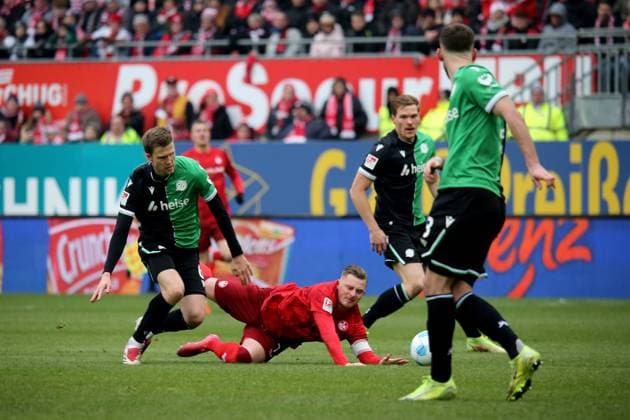 15 02 2025, xmohx, Fußball 2 Bundesliga, 1 FC Kaiserslautern Hannover 96 v l Fabian Kunze Hannover 96 Marlon Ritter 1 FC Kaiserslautern Zweikampf, Aktion, action, battle for the ball DFL DFB REGULATIONS PROHIBIT ANY USE OF PHOTOGRAPHS as IMAGE SEQUENCES and or QUASI VIDEO Kaiserslautern