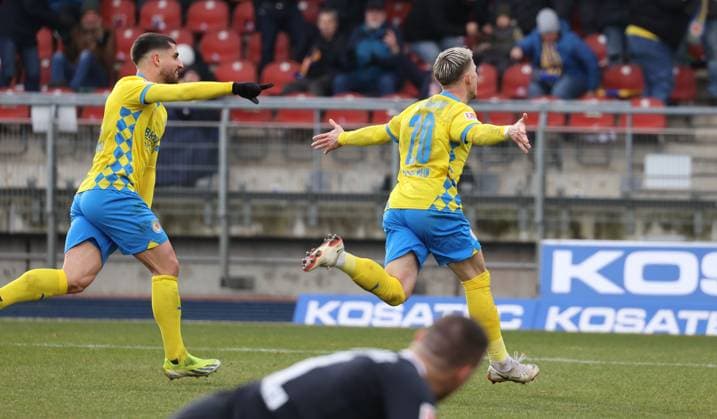 Eintracht BS vs SV Darmstadt 98 Braunschweig, 15 02 2025, Soccer, Season 24 25, 2 Bundesliga, 22 Matchday, Eintracht Braunschweig vs SV Darmstadt 98, Picture shows Eintracht celebrating the 1 0 goal by Lino Tempelmann BTSV, 20 Braunschweig