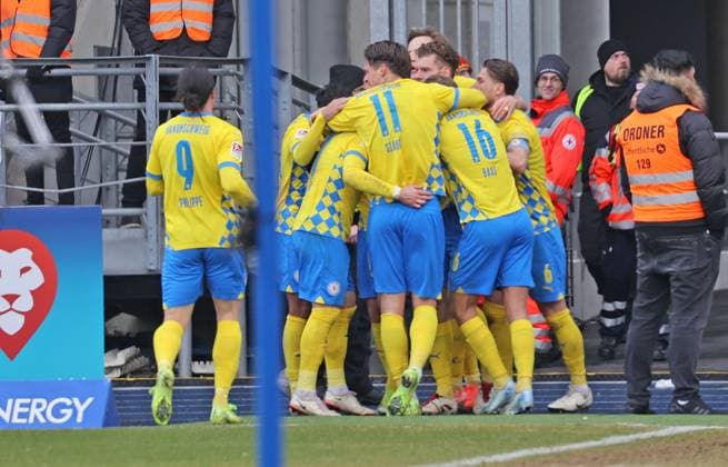 Eintracht BS vs SV Darmstadt 98 Braunschweig, 15 02 2025, Soccer, Season 24 25, 2 Bundesliga, 22 Matchday, Eintracht Braunschweig vs SV Darmstadt 98, Picture shows Eintracht celebrating the 1 0 goal by Lino Tempelmann BTSV, 20 Braunschweig