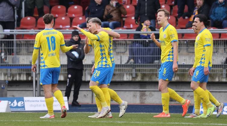 Eintracht BS vs SV Darmstadt 98 Braunschweig, 15 02 2025, Soccer, Season 24 25, 2 Bundesliga, 22 Matchday, Eintracht Braunschweig vs SV Darmstadt 98, Picture shows Eintracht celebrating the 1 0 goal by Lino Tempelmann BTSV, 20 Braunschweig