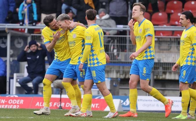 Eintracht BS vs SV Darmstadt 98 Braunschweig, 15 02 2025, Soccer, Season 24 25, 2 Bundesliga, 22 Matchday, Eintracht Braunschweig vs SV Darmstadt 98, Picture shows Eintracht celebrating the 1 0 goal by Lino Tempelmann BTSV, 20 Braunschweig