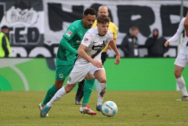 15 02 2025, Football, Men, 2 Bundesliga, Season 2024 2025, SV 07 Elversberg SpVgg Greuther Fürth, Robin Fellhauer SV 07 Elversberg , Sacha Banse SpVgg Greuther Fürth Elversberg Ursapharm Arena an der Kaiserlinde Saarland Germany EN Copyright: xSebastianxBachx
