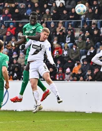 14 02 2025 Soccer season 2024 2025 2 Soccer Bundesliga 22 Matchday SV Elversberg SpVgg Greuther Fürth Kleeblatt Sportfoto Zink xwoxzix DFL regulations prohibit any use of photographs as image sequences and or quasi video only for editorial use Joshua Quarshie 15, SpVgg Greuther Fürth in header duel with Elias Baum 2, SV Elversberg