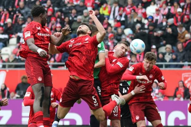15 02 2025, xmohx, Fußball 2 Bundesliga, 1 FC Kaiserslautern Hannover 96 v l Ragnar Ache 1 FC Kaiserslautern Maximilian Bauer 1 FC Kaiserslautern Nicolo Tresoldi Hannover 96 Luca Sirch 1 FC Kaiserslautern Jan Elvedi 1 FC Kaiserslautern Zweikampf, Aktion, action, battle for the ball DFL DFB REGULATIONS PROHIBIT ANY USE OF PHOTOGRAPHS as IMAGE SEQUENCES and or QUASI VIDEO Kaiserslautern