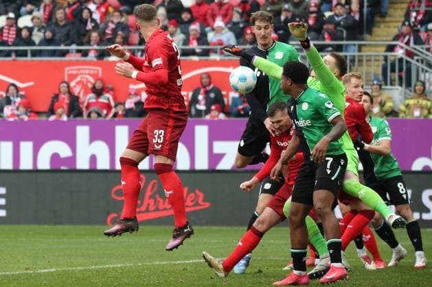 15 02 2025, xmohx, Soccer 2 Bundesliga, 1 FC Kaiserslautern Hannover 96 v l Jan Elvedi 1 FC Kaiserslautern Jessic Ngankam Hannover 96 Julian Krahl 1 FC Kaiserslautern DFL DFB REGULATIONS PROHIBIT ANY USE OF PHOTOGRAPHS as IMAGE SEQUENCES and or QUASI VIDEO Kaiserslautern