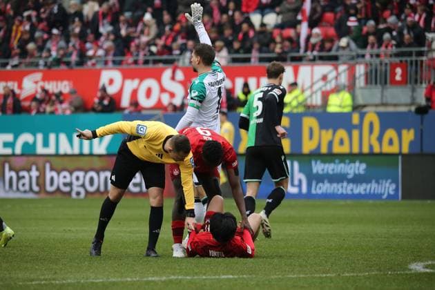 15 02 2025, xmohx, Soccer 2 Bundesliga, 1 FC Kaiserslautern Hannover 96 v l Referee Referee Dr Robert Kampka Daisuke Yokota 1 FC Kaiserslautern Ron Robert Zieler Hannover 96 Ragnar Ache 1 FC Kaiserslautern DFL DFB REGULATIONS PROHIBIT ANY USE OF PHOTOGRAPHS as IMAGE SEQUENCES and or QUASI VIDEO Kaiserslautern