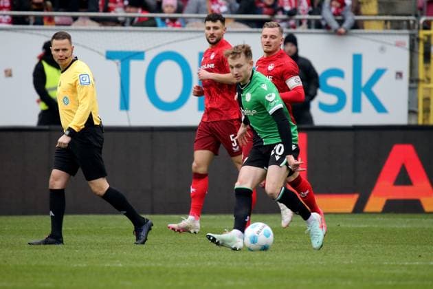 15 02 2025, xmohx, Soccer 2 Bundesliga, 1 FC Kaiserslautern Hannover 96 v l Referee Referee Dr Robert Kampka Marlon Ritter 1 FC Kaiserslautern Jannik Dehm Hannover 96 DFL DFB REGULATIONS PROHIBIT ANY USE OF PHOTOGRAPHS as IMAGE SEQUENCES and or QUASI VIDEO Kaiserslautern