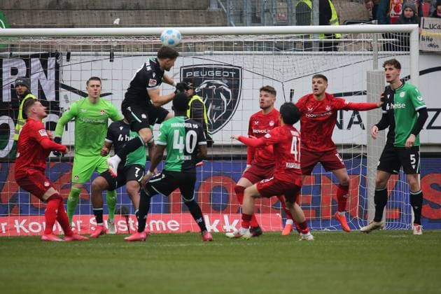 15 02 2025, xmohx, Fußball 2 Bundesliga, 1 FC Kaiserslautern Hannover 96 v l Julian Krahl 1 FC Kaiserslautern Enzo Leopold Hannover 96 Rabbi Matondo Hannover 96 Daisuke Yokota 1 FC Kaiserslautern Jan Elvedi 1 FC Kaiserslautern DFL DFB REGULATIONS PROHIBIT ANY USE OF PHOTOGRAPHS as IMAGE SEQUENCES and or QUASI VIDEO Kaiserslautern