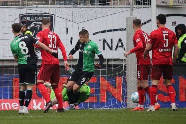 15 02 2025, xmohx, Fußball 2 Bundesliga, 1 FC Kaiserslautern Hannover 96 v l Julian Krahl 1 FC Kaiserslautern Enzo Leopold Hannover 96 Rabbi Matondo Hannover 96 Daisuke Yokota 1 FC Kaiserslautern Jan Elvedi 1 FC Kaiserslautern DFL DFB REGULATIONS PROHIBIT ANY USE OF PHOTOGRAPHS as IMAGE SEQUENCES and or QUASI VIDEO Kaiserslautern