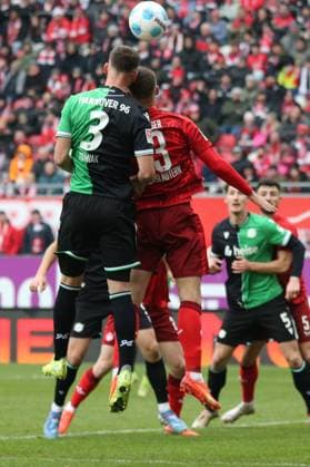 15 02 2025, xmohx, Fußball 2 Bundesliga, 1 FC Kaiserslautern Hannover 96 v l Boris Tomiak Hannover 96 Erik Wekesser 1 FC Kaiserslautern Zweikampf, Aktion, action, battle for the ball DFL DFB REGULATIONS PROHIBIT ANY USE OF PHOTOGRAPHS as IMAGE SEQUENCES and or QUASI VIDEO Kaiserslautern
