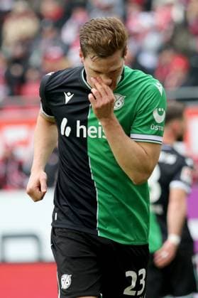 15 02 2025, xmohx, Soccer 2 Bundesliga, 1 FC Kaiserslautern Hannover 96 v l Marcel Halstenberg Hannover 96 DFL DFB REGULATIONS PROHIBIT ANY USE OF PHOTOGRAPHS as IMAGE SEQUENCES and or QUASI VIDEO Kaiserslautern
