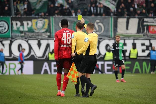 15 02 2025, xmohx, Soccer 2 Bundesliga, 1 FC Kaiserslautern Hannover 96 v l ee Dr Robert Kampka shows yellow card Faride Alidou 1 FC Kaiserslautern DFL DFB REGULATIONS PROHIBIT ANY USE OF PHOTOGRAPHS as IMAGE SEQUENCES and or QUASI VIDEO Kaiserslautern